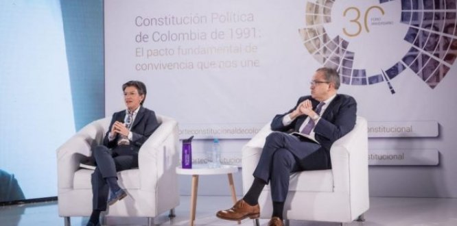 “Que sus únicos escudos y sus únicos cascos sean la cédula y la constitución”: Alcaldesa Mayor