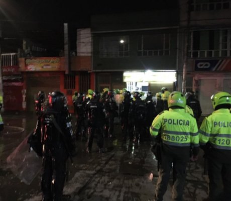 Atacaron a policías y personal de la Alcaldía local tras descubrir reunión clandestina en Bosa